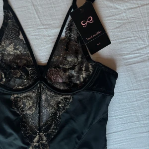 Svart spets body från Hunkemöller - Svart spets body ifrån Hunkemöller med guld detaljer! Har tyvärr aldrig kommit till användning, men den är super fin ☺️Ny med prislappar kvar.
