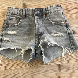 Grå jeansshorts från Zara - Säljer ett par grå jeansshorts med coola fransar och slitningar från Zara. Hör av dig om du är intresserad!🩶