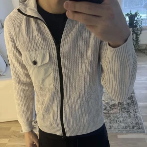 Peak performance stickad cardigan  - Tjena! Säljer en as fet stickad cardigan från peakperformance, otroligt skön och fet, bra passform och bra pris!!