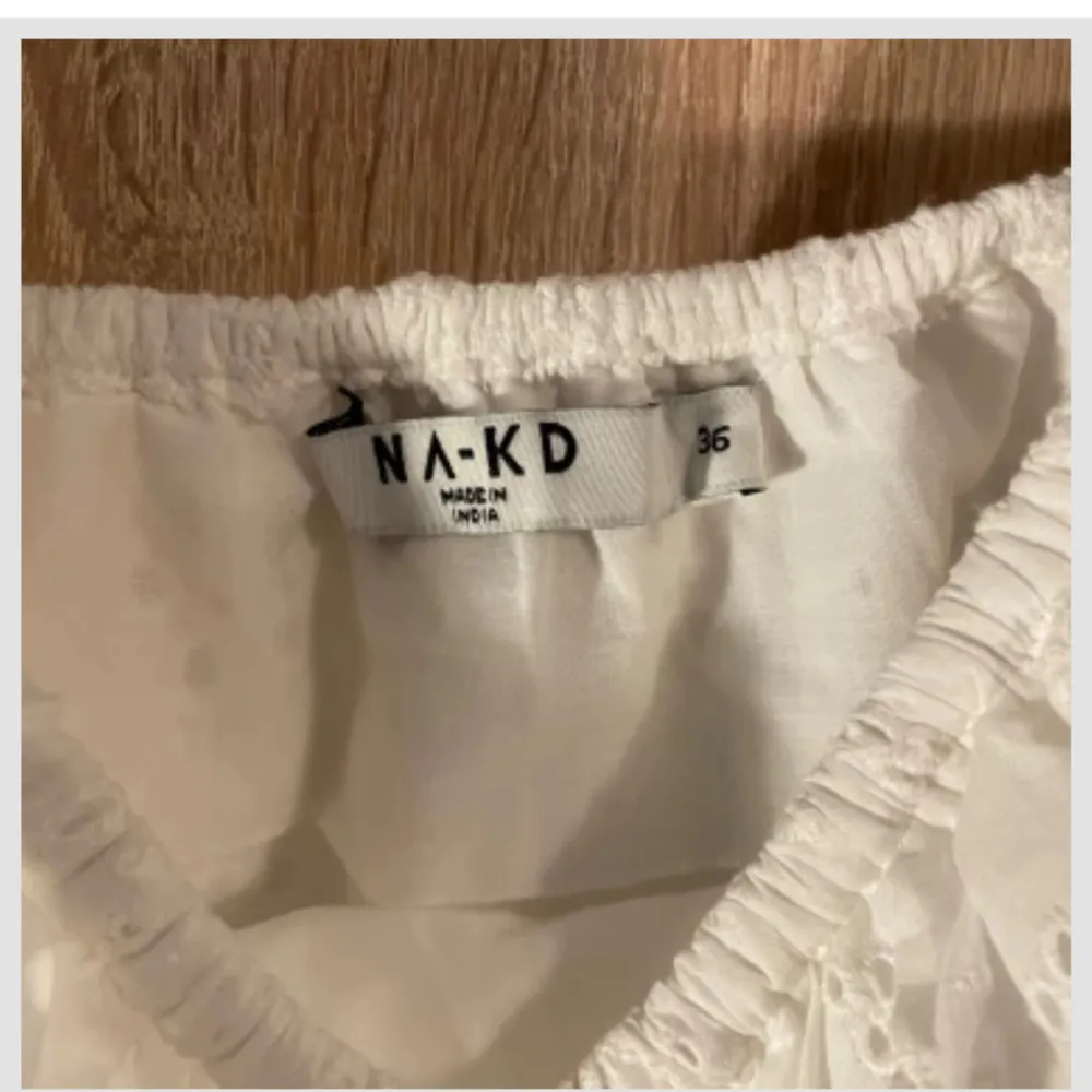 Drömmig vit off-shoulder långklänning 🌥️man kan både klä upp och ner denna klänning vilket gör att man kan ha den i flera sammanhang. Jag har dock bara hunnit använda den 1 gång. 🩷💛💝. Mekot.