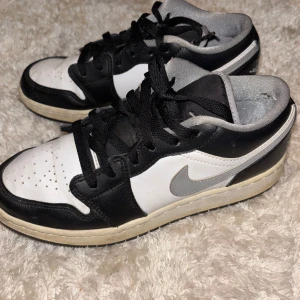 Air jordan 1 low - Svartvita nike air jordan 1 low i storlek 38z Använda men i bra skick 💕