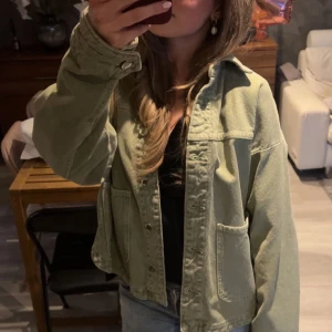 Grön vår jacka  - Säljer en super snygg vår jacka från Zara som inte kommer till användning längre. Skriv om ni har frågor annars är det bara att trycka på köp nu🥰pris kan diskuteras 