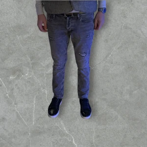 Jack and Jones slim fit Glenn (NYA) - Snygga jeans från j&j, de jeansen som visas på är ett par andra exakt likadana!!! Storlek 31/30 helt oanvända kostar 600kr nya men säljer för endast 450kr ⭐️🤑