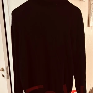 Svart polotröja - Säljer en stilren svart polotröja med långa ärmar. Perfekt för kyligare dagar och enkel att matcha med olika outfits. Ett måste i garderoben för den som gillar klassiska plagg.