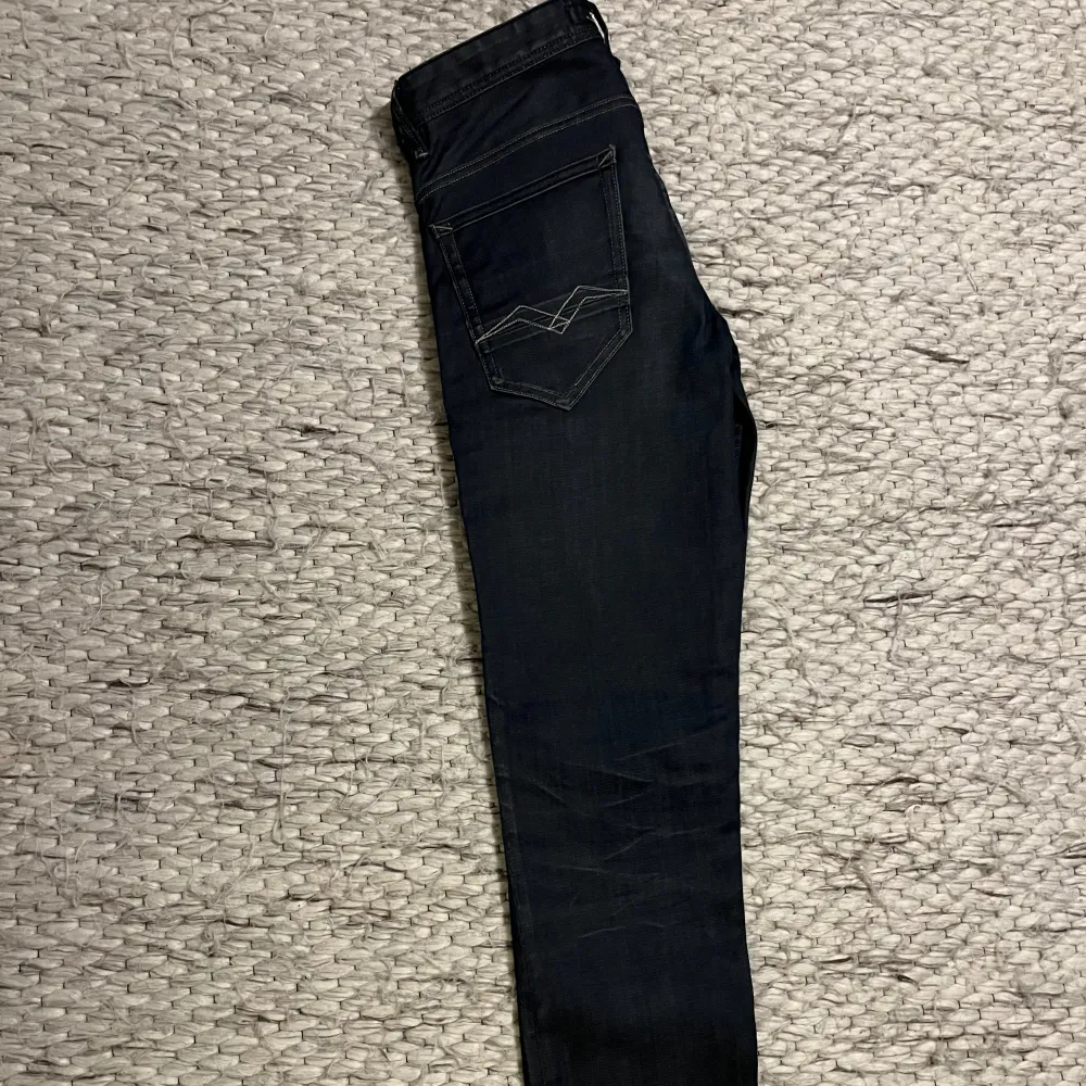 Säljer fina replay jeans i extremt fint skick. 30/34 är storleken. Extremt snygga även.. Farkut & Housut.