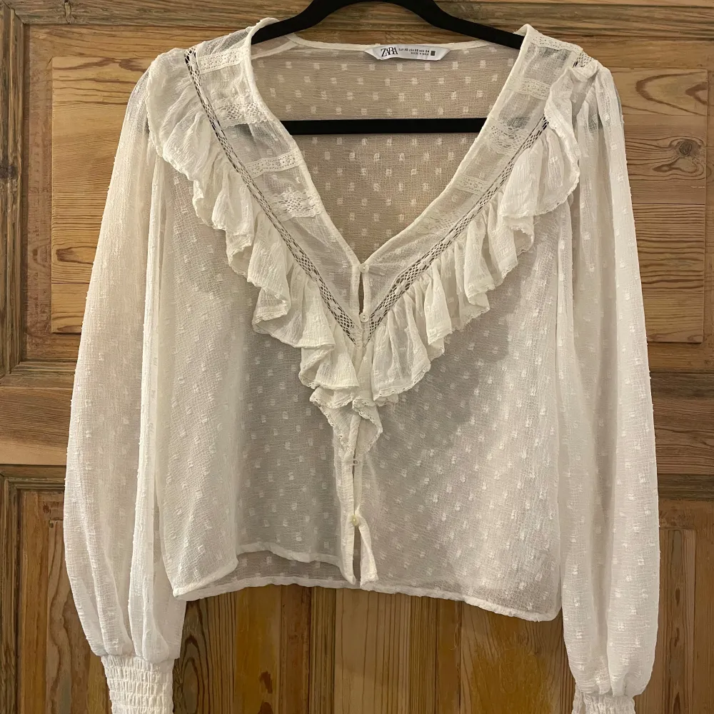 Vit blus med volanger från Zara. Saknar tyvärr en knapp men inget som syns i helhet 🥰🤍✨. Puserot.