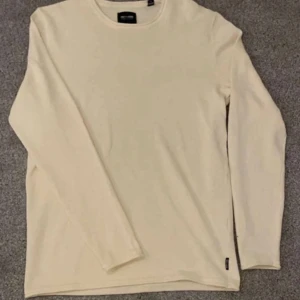 Beige långärmad tröja från Only & Sons - Säljer en stilren beige långärmad tröja från Only & Sons. Perfekt för en avslappnad look. Tröjan har en rund halsringning och är tillverkad i ett mjukt material.