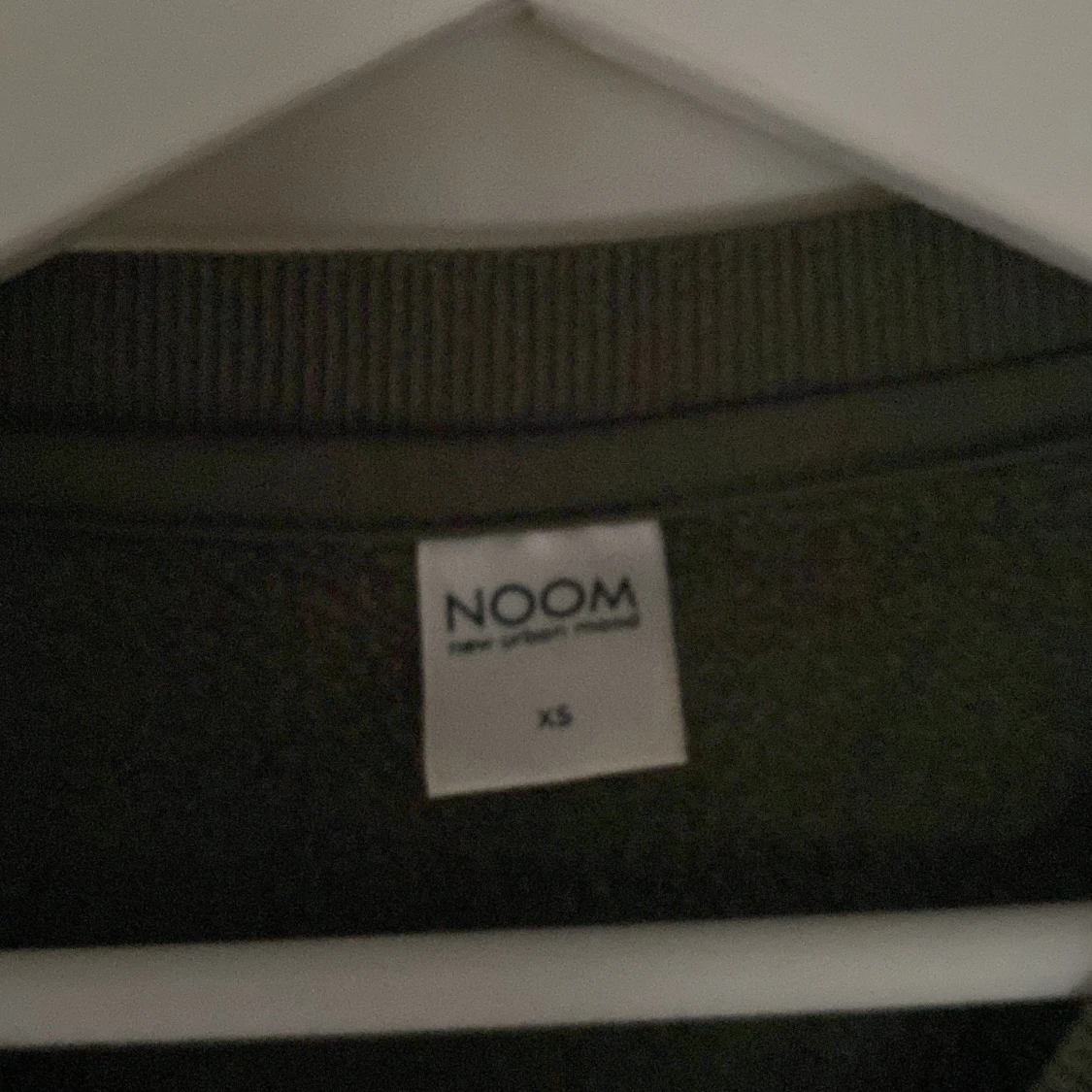 Mörkgrön tröja från NOOM - 1