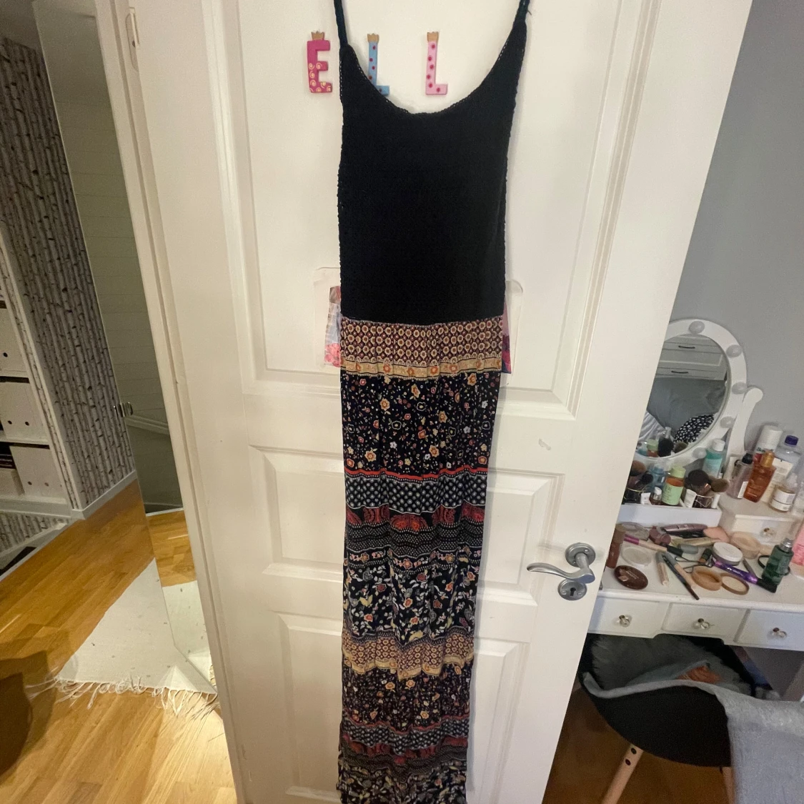 Mönstrad långklänning med spetsdetaljer