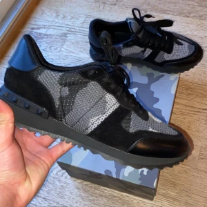 Valentino Rockrunner sneakers - (pris kan diskuteras vid snabb affär) hör av er om ni har frågar 