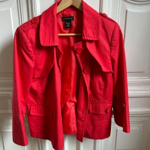 Kort röd jacka - Säljer en trekvartsärmad röd jacka i storlek S! 
