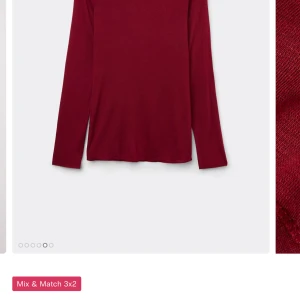Vinröd långärmad topp - Säljer vinröd intimissimi tröja i super bra skick endast använd en gång! 💞 