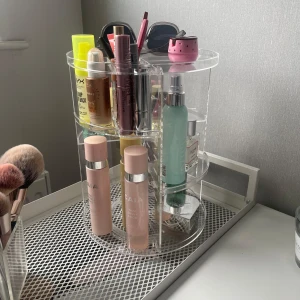 Roterande förvaring - Jättesnygg och stilren smink (eller vad som helst) förvaring. Den snurrar och hyllplanen går att anpassa efter dina produkter💕