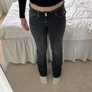 Svarta bootcut jeans - Svarta lågmirdjade bootcut jeans med en femficksdesig. Den är från Gina Young och är i storlek 170. Innerbenslängden är 80 cm.  Dem är använda en gång då den sitter väldigt tight på mig. Skriv för frågor! 💕