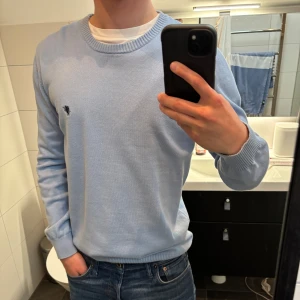 Ljusblå tröja från Denim Culture - Säljer en stilren ljusblå tröja från Denim culture. Perfekt för en avslappnad look. Storlek S och sällan kommit till användning så därav i fint skick!