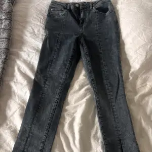 Snygga gråa jeans med slits från NaKd. Jag har klippt till en bit på slitsen. De har aldrig använts då de är för långa för mig. Dom sitter dock väldigt skönt och fint. 
