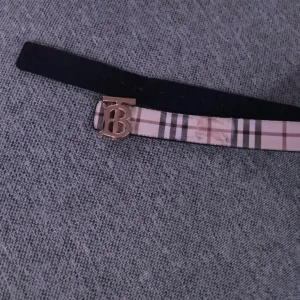 Burberry bälte  - Säljer ett Burberry-bälte i storlek 115 cm. Det har använts i någon månad och är i fint skick men är lite sliten där du kan se i sista bilden. Billigare pris med snabb affär!