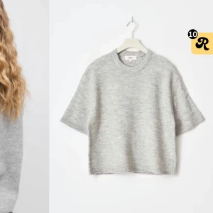 Grå stickad t-shirt  - Säljer en grå stickad tröja från Gina Tricot🩶 Tröjan har en avslappnad passform med korta ärmar och rund halsringning. Använd max 2 gånger så den är fortfarande i fint skick🤍