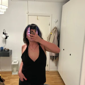 Svart ärmlös topp  - Snygg svart ärmlös topp med djup v-ringning från Zara i storlek S