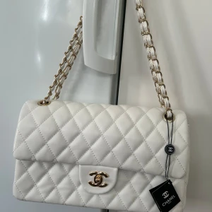 Vit väska🌸 - Vit väska aldrig använd om du är intresserad skriv priset kan vi kan diskutera eller lämnar prisförslag!👌🏼🌸