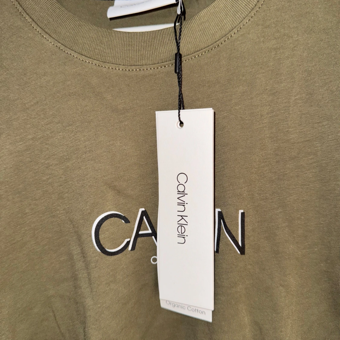 Ny, oanvänd, olivgrön T-shirt från Calvin Klein!  - 2