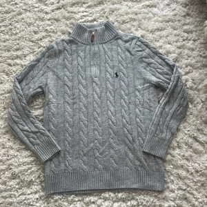 Grå quarter zip från Ralph lauren - Helt ny quarter zip från Ralph lauren alla tags är kvar. Fick den i födelsedagspresent och kunde inte lämna tillbaka därför säljer jag den för 950kr då nypris är 2500kr pris går att diskutera