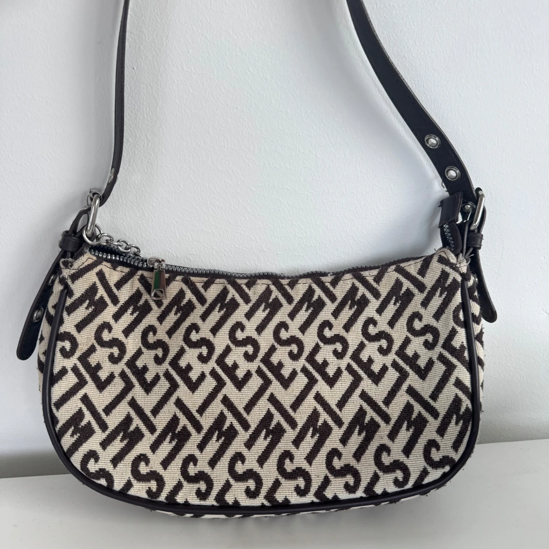 Mönstrad axelväska med kedjedetalj - 1