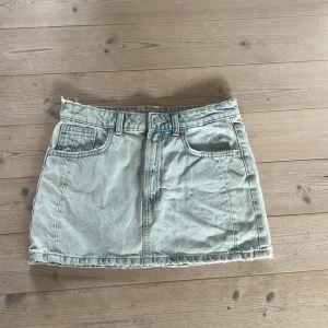 Jeanskjol i ljus denim - Säljer en snygg jeanskjol i ljus denim. Den är i Stl S och är från zara. 