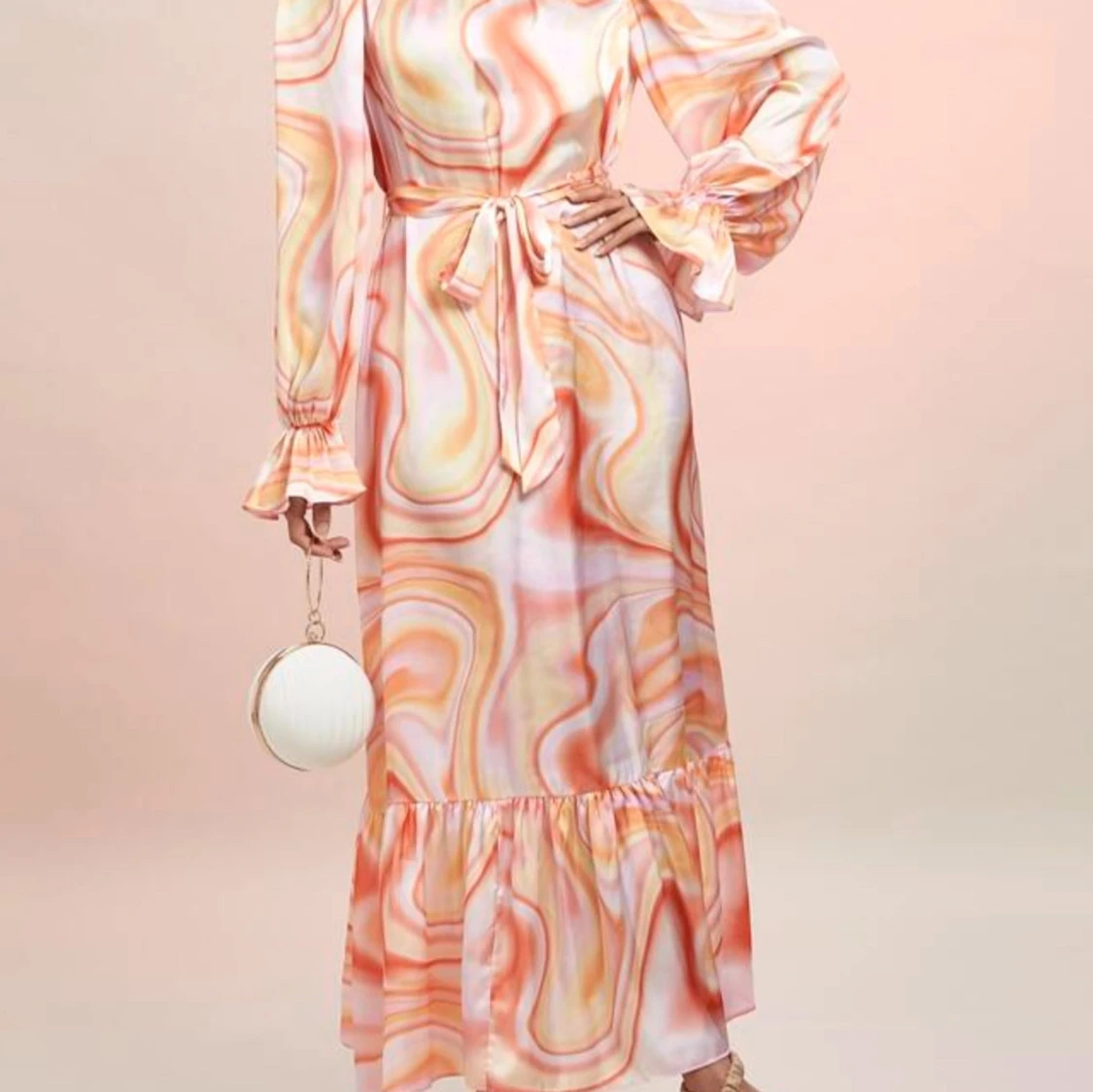 Mönstrad långklänning i siden med volang