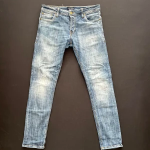 Jack & Jones jeans Slim fit / GLENN - Snygga jeans från jack & jones i storlek W 29 L 32. Mycket bra skick.