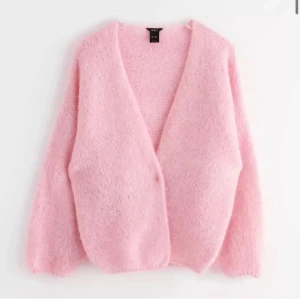 Rosa fluffig kofta - Säljer en supermjuk och fluffig rosa kofta från Lindex i storlek M/L men den sitter som en M. Säljer för den är inte min storlek 
