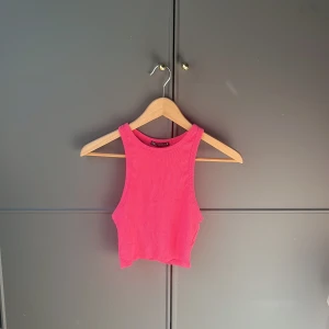 Rosa ribbad topp från Zara - Snygg rosa ribbad topp från Zara. Perfekt för sommardagar med sin ärmlösa design och croppade passform. Enkel och stilren, passar till många olika outfits.💕💕