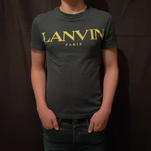 Lanvin t-shirt - Tja. Säljer denna as feta lanvin t shirt. Skick as bra. Storlek 10 år men passar runt 150 - 155. Skicka ett om du har en fundering.