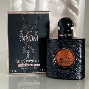 Black Opium Eau de Parfum från Yves Saint Laurent - Black opium 30ml i sparsamt skick. Se bild för mängd. Fick i julklapp för något år sen men kommer aldrig till användning. Köpt på lyko, har förvarats i sin kartong mörkt och svalt. Nypris 680kr