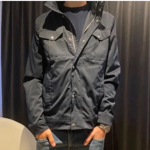 J.lindberg field jacket bailey - Säljer nu min field jacket från j.lindeberg. Jackan är sparsamt använd och har inga defekter. Passar perfekt till våren. Nypris 3400, säljer för 2199 och passar dig som har storlek M och L. Modellen är 185 och väger 70kg!