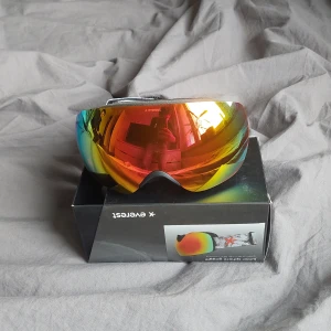  Sphere Goggle från Everest - Säljer ett par feta skidglasögon som passar flesta personer som är ungdomar. Man kan justera storleken på den som kommer att passa galant. Jag har bara använt den 1 gång och absolut ingenting har hänt me den. Den ser som helt ny utfrån paketen. Den är ganska liten såklart men är väldigt bra för vintern när man åker skidor me sina vänner. Jag är helt öppen för dina frågor👍