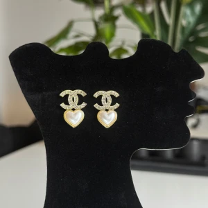 Guldörhängen med hjärta och pärlor - Eleganta guldörhängen och hjärtformad pärldetalj. Perfekta för att ge en lyxig touch till din stil.