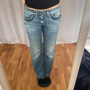 Lågmidjade jeans - Lågmidjade jeans från take two, de är inte helt raka utan har en liten bootcut, något som inte riktigt syns på bilderna. Har sytt in lite i midjan men kan sprätta upp på begäran! Midjemått 38cm tvärs över & innerbenslängd 79/80cm