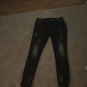 Svarta jeans från Alessandro Zavetti - Snygga svarta jeans från Alessandro Zavetti med slitna detaljer och en cool tvättad look. Perfekta för en trendig stil. De har en normal passform och är tillverkade i ett bekvämt material.