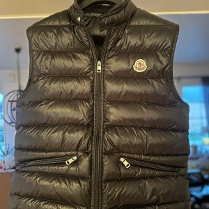 Moncler gui väst - Moncler gui väst. Tvär fet till sommaren 🔥äkta såklart finns kvitto och alla tags  Sick 10/10 finns inga defekter .Inte använd mycket . Kom dm vid minsta lilla fråga🔥🔥💯