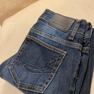 Low waisted Jeans med Glitter  - Väldigt snygga jeans from LIU JO, perfekt kvalitet ❤️pris kan alltid diskuteras!