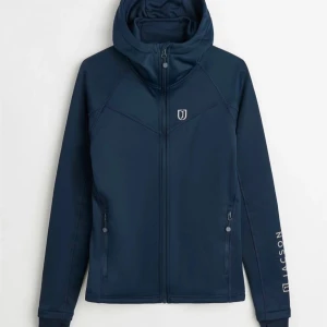 Jacson ridtröja - Super fin Jacson ridtröja SER INTE EXAKT UT SOM DEN PÅ BILDEN, den har tex ingen huva. (Köptes för 700kr)