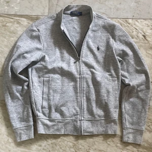 Polo Ralph Lauren zip - Skön Ralph Lauren zip/kofta i st S! Fint skick! Hör av dig vid ytterligare frågor! Mvh Henry 