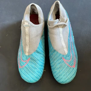 NIKE Phantom Gx Academy Df Fg/Mg herr Sneaker - Dem har använts i 1 månad. Jag säljer de för att jag fick nya skor och behöver inte 2 stycken så säljer de här.