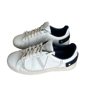 Valentino skor  - Valentino Garavani. Storlek 40. Skick 8.5/10 väldigt fina! Nypris 6200kr finns att köpa på Fashionels.com