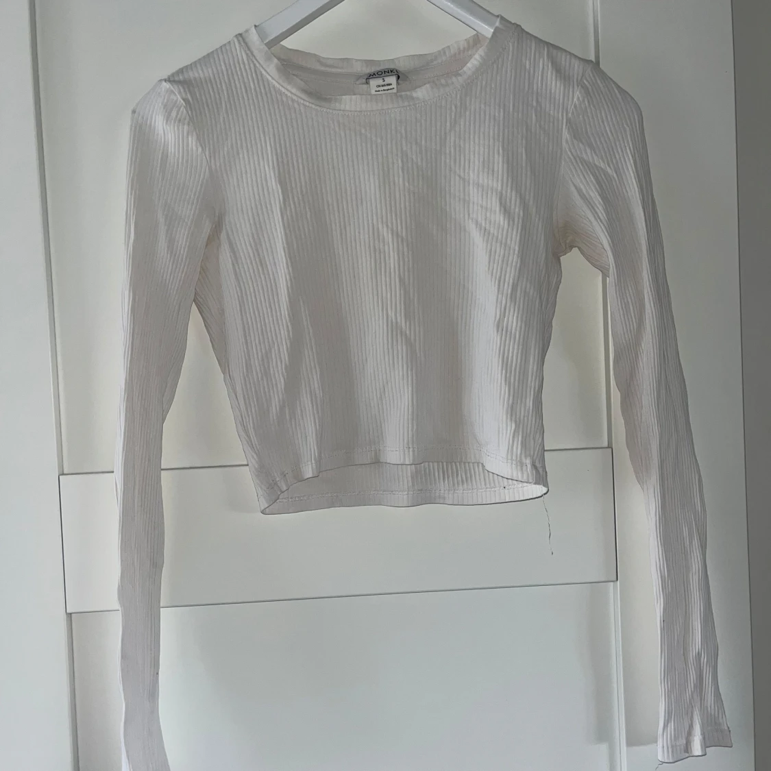 Vit ribbad croppad topp från Monki 