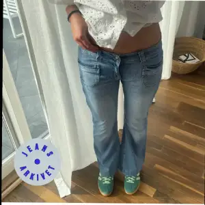 Bootcut jeans midjemått: 43x2cm innerbenslängd: 78cm