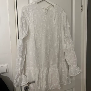 Nakd klänning  - Fin vit klänning, perfekt till studenten. Använt 1 gång, och små tecken på andvändning. Som går att tvätta bort. Skickar mer bilder vid önskan. Köptes för 800kr.