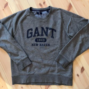 Gant tröja 158/164 fint skick! - Gant tröja. Jättefint skick. Storlek 158-164. Grå tröja med mörkblå text.