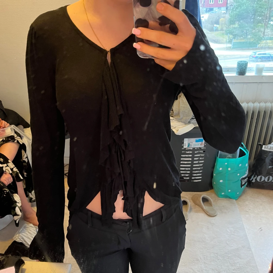 Svart långärmad tröja med volanger - 1
